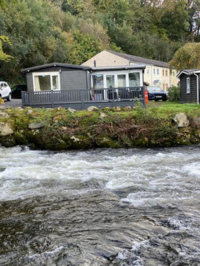 Stunning 3 Bed Riverside Cabin in Snowdonia
